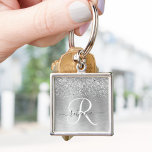 Porte-clés Parties scintillant en métal brossé argenté Nom du<br><div class="desc">Personnalisez facilement ce design porte - clé chic et branché,  avec une jolie parties scintillant brillante en argent sur un arrière - plan métallique brossé en argent.</div>