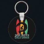 Porte-clés Père Noël Monica Beach California Retro Surfing<br><div class="desc">Design rétro vintage pour les surfeurs qui aiment surfer et surfer sur les vagues de l'océan. Vacances d'été cool, vacances de printemps marchandises pour ceux qui aiment le soleil chaud, le temps tropical, bronzage sous le palmier. Un design grandiose et déprimé à porter tout en profitant de la fête de...</div>