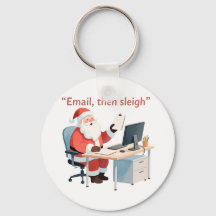 Père Noël travaille à un bureau équilibrant les e-