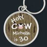 Porte-clés Personnalisé Funny Holy Cow 30th Birthday Porte -<br><div class="desc">Personalisé Humoristique Holy Cow Quelqu'un est Porte - clé de 30 Anniversaire avec Faux Barn Wood Arrière - plan.</div>
