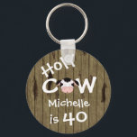 Porte-clés Personnalisé Funny Holy Cow 40th Birthday Porte -<br><div class="desc">Personalisé Humoristique Holy Cow Quelqu'un est Porte - clé de 40 Anniversaire avec Faux Barn Wood Arrière - plan.</div>