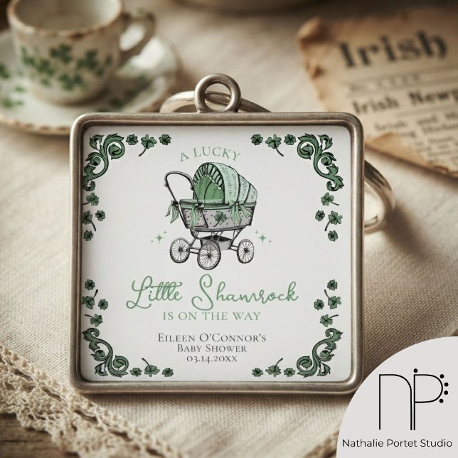 Porte-clés Petit Trèfle Chanceux Fête de la Saint-Patrick Bab (Gender neutral hand-drawn Irish vintage carriage square keychain for St. Patrick's Day baby shower)