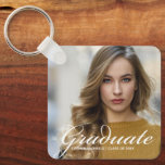 Porte-clés Photo chic Graduate personnalisée 2025 Graduation<br><div class="desc">Le diplôme est écrit en simple écriture blanche sur votre photo de portrait senior pour un porte - clé de graduation moderne à double face. Customisez avec votre nom et votre classe de 2025 sous la typographie cursive sur ce cadeau de conservation minimaliste contemporain pour un collège ou lycée.</div>