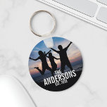 Porte-clés Photo de famille personnalisée avec nom de famille<br><div class="desc">Cadeau photo de famille personnalisé, décoré avec nom de famille et établi année en blanc moderne sans serif style police, parfait avec photo carré. Une façon unique d'afficher la photo de famille. Parfait aussi pour la fête de vacances, la fête du ménage, la fête de la réunion de famille et...</div>