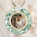 Porte-clés Photo moderne Eucalyptus Mariage or vert<br><div class="desc">Ajoutez la touche finale à votre mariage avec cette photo personnalisée de mariage de verdure botanique eucalyptus porte - clé. Parfait comme les faveurs de mariage à tous vos invités. Customisez ces faveurs de mariage avec votre photo mariage préférée, photo nouvellement mariée, et personnalisez avec le nom et la date....</div>