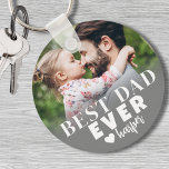 Porte-clés Photo personnalisée du meilleur papa jamais<br><div class="desc">Meilleur Père Jamais Personnalisé Porte - clé Photo. Ce porte - clé personnalisé "Best Dad Ever" est un gardien de but conçu pour célébrer papa et son rôle unique où qu'il aille. Conçu avec une typographie moderne et audacieuse, il offre la possibilité de passer à "Best Dad By Par" pour...</div>