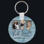 Porte-clés Photo personnalisée Les meilleurs amis rendent la<br><div class="desc">Modèle BFF mignon avec remplissage photo de lettre personnalisée. Ajoutez vos propres photos pour faire un cadeau simple et élégant de meilleurs amis pour toujours. Lovely sentiment dit "Les meilleurs amis rendent la vie meilleure" Noms personnalisés.</div>