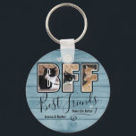 Porte-clés Photo personnalisée Les meilleurs amis rendent la<br><div class="desc">Modèle BFF mignon avec remplissage photo de lettre personnalisée. Ajoutez vos propres photos pour faire un cadeau simple et élégant de meilleurs amis pour toujours. Lovely sentiment dit "Les meilleurs amis rendent la vie meilleure" Noms personnalisés.</div>