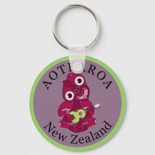 Porte-clés Pink Hei Tiki jouant ukelele