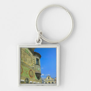 Porte-clés Place de la vieille ville entourée de maisons du X