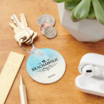 Porte-clés Plage Beachaholic Watercolor personnalisée<br><div class="desc">Le porte - clé est doté d'un sable de plage couleur aquarelle et du mot "beachaholic" avec accent décoratif et tongs. Ajoutez votre nom pour personnaliser.</div>