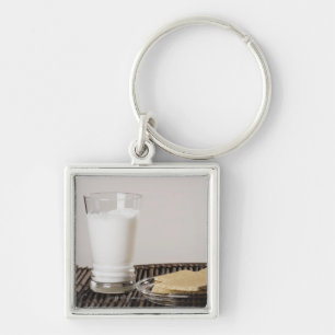 Porte-clés Plat des casse-croûte avec un verre de lait