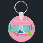 Porte-clés Porte - clé du bouton Retro Pink Palm Springs<br><div class="desc">Entre l’arrière - plan rose, la maison moderne turquoise du milieu du siècle et la voiture classique des années 1950, ce design ne pouvait pas être plus Palm Springs s’il le disait dans les nuages. Oh, attendez, il le dit dans les nuages ! La pierre bleue et turquoise de la...</div>