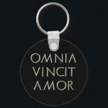 Porte-clés Porte - clé Omnia Vincit Amor<br><div class="desc">Porte - clé avec devise latine Omnia vincit amor</div>