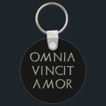 Porte-clés Porte - clé Omnia Vincit Amor<br><div class="desc">Porte - clé avec devise latine Omnia vincit amor</div>