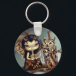 Porte-clés porte - clé "Owlyn"<br><div class="desc">Little Owlyn est une fée de hibou, assise sur une branche avec son amie de la Grande Chouette. La coiffure et les ailes d'Owlyn correspondent à celle de son gardien de hibou. Elle est adorable, avec de grands yeux oranges - quelle mignonne ! Elle berce une belle plume de hibou...</div>