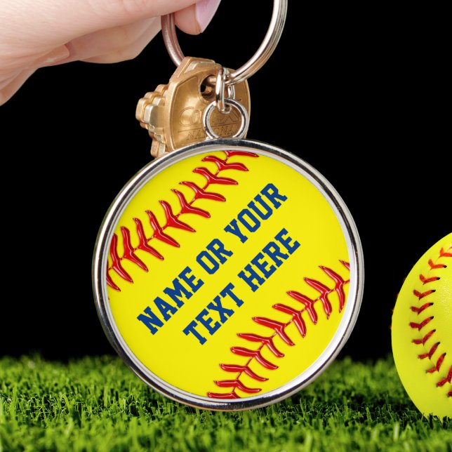 Porte-clés Porte - clés de softball personnalisés dans de nom (Personalized Softball Gifts. Softball senior night ideas. Birthday gifts for softball players. )