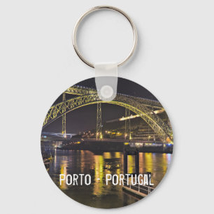 Porte-clés Porto - Portugal. Scène nocturne près de la rivièr