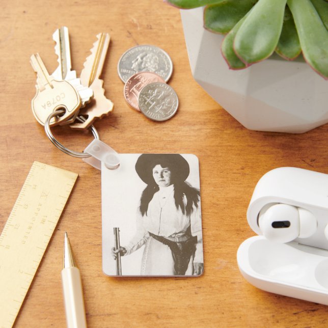 Porte-clés Portrait photographique d'une cowgirl tenant un fu (Bureau)