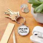 Porte-clés Pura Vida Vave Costa Rica Souvenir<br><div class="desc">Pura Vida Vave Costa Rica Souvenir porte - clé - avec les mots "Pura Vida" en noir avec le design mignon vague. Pura Vida signifie "vie pure" en espagnol.</div>