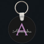 Porte-clés Purple Black Script Girl Nom du monogramme<br><div class="desc">Noir et violet Simple Script Monogramme Nom Clés (Porte - clé). Cela rend le cadeau parfait pour 16 ans,  mariage,  douche nuptiale,  anniversaire,  baby shower ou bachelorette pour quelqu'un qui aime le luxe glam et les styles chic.</div>