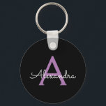 Porte-clés Purple Black Script Girl Nom du monogramme<br><div class="desc">Noir et violet Simple Script Monogramme Nom Clés (Porte - clé). Cela rend le cadeau parfait pour 16 ans,  mariage,  douche nuptiale,  anniversaire,  baby shower ou bachelorette pour quelqu'un qui aime le luxe glam et les styles chic.</div>
