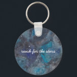 Porte-clés Reach For The Stars Space Inspirational Script<br><div class="desc">Ce porte - clé inspirant,  avec une galaxie peinte à la main remplie d'étoiles et de planètes et avec l'expression "atteindre les étoiles" fait un merveilleux cadeau. Le texte est entièrement personnalisable. Une partie d'une collection de Parcel Studios.</div>