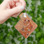 Porte-clés Réalisation par Gustav Klimt, Art Nouveau Vintage<br><div class="desc">Fulfillment (alias The Embrace) (1909) de Gustav Klimt est un vintage Symbolisme de l'époque victorienne un bel art, un portrait d'amour et d'amour mettant en scène un jeune couple qui s'embrasse. À propos de l'artiste : Gustav Klimt (1862-1918) était un peintre symboliste autrichien et l'un des membres les plus importants...</div>