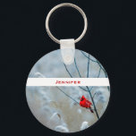 Porte-clés Red Cardinal dans Winter Nature Photo de Christmas<br><div class="desc">Un porte - clé avec une photo nature pittoresque avec un cardinal rouge vif. Contrasté par rapport à un arrière-plan hivernal extérieur avec la neige tombant doucement vers le bas.</div>