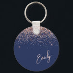 Porte-clés Rose bleu marine Gold Blush Pink Parties scintilla<br><div class="desc">Marine Blue et Rose Gold - Blush Pink Sparkle Parties scintillant Script Monogramme Nom Clés (Porte - clé). Cela rend le cadeau parfait pour 16 ans,  mariage,  douche nuptiale,  anniversaire,  baby shower ou bachelorette pour quelqu'un qui aime le luxe glam et les styles chic.</div>
