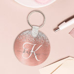 Porte-clés Rose Gold brossé Parties scintillant métallique No<br><div class="desc">Personnalisez facilement ce design porte - clé chic et branché,  avec une jolie parties scintillant brillante en argent sur un arrière - plan métallique brossé en or rose.</div>