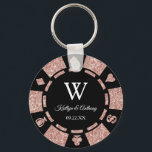 Porte-clés Rose Gold Poker Chip Casino Mariage Party Favorise<br><div class="desc">Célébrez en style avec ce porte - clé de puces de poker branché. Le design est facile à personnaliser avec votre propre libellé et votre famille et vos amis seront ravis quand ils recevront cette fabuleuse faveur de fête.</div>