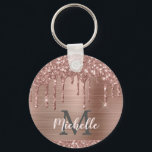 Porte-clés Rose monogramme Parties scintillant d'or sur métal<br><div class="desc">Parties scintillant d'or rose moderne, girly nom et monogrammed porte - clé.Ce design présente des gouttes éclatantes de parties scintillant rose rose rose rose sur arrière - plan de métal rose brossé avec personnalisation monogramme initial et de premier nom modèle texte. Un cadeau féminin parfait. Veuillez noter que ce design...</div>