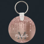 Porte-clés Rose monogramme Parties scintillant d'or sur métal<br><div class="desc">Parties scintillant d'or rose moderne, girly nom et monogrammed porte - clé.Ce design présente des gouttes éclatantes de parties scintillant rose rose rose rose sur arrière - plan de métal rose brossé avec personnalisation monogramme initial et de premier nom modèle texte. Un cadeau féminin parfait. Veuillez noter que ce design...</div>