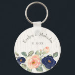 Porte-clés Rustique Pays Marine Bleu et Pêcher Floral<br><div class="desc">Personnalisez ce porte - clé avec vos propres noms ou informations pour créer des faveurs de mariage spéciales pour votre mariage campagnard rustique ou un cadeau personnalisé avec un joli thème floral. Il présente des accents arrière - plans et fleuris blancs et de couleur claire, bleu marine et pêche douce...</div>