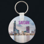 Porte-clés Saigon (Ho Chi Minh Ville) HCMC Viêt Nam souvenir<br><div class="desc">Saigon (Ho Chi Minh Ville) HCMC Vietnam skyline au coucher du soleil avec lettrage parfait pour les vacances et pour chaque voyage.</div>