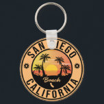 Porte-clés San Diego California Vacances Souvenirs<br><div class="desc">San Diego,  Californie. Ce design rétro fait un grand cadeau de Noël ou d'anniversaire pour les fans de San Diego Beach. Le design rétro des vibes d'été est un cadeau parfait pour les amateurs de voyage et de destinations tropicales.</div>