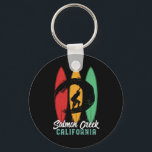 Porte-clés Saumon Creek California Beach Retro Surfing<br><div class="desc">Design rétro vintage pour les surfeurs qui aiment surfer et surfer sur les vagues de l'océan. Vacances d'été cool, vacances de printemps marchandises pour ceux qui aiment le soleil chaud, le temps tropical, bronzage sous le palmier. Un design grandiose et déprimé à porter tout en profitant de la fête de...</div>