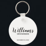 Porte-clés Scénario moderne - Groomsman personnalisé<br><div class="desc">Cadeaux Groomsman personnalisés avec le nom de marionnettiste personnalisé en noir style de police script moderne avec titre et date mariage dans style de police sans serif moderne sur arrière - plan blanc. Parfait aussi pour le meilleur homme, père de la mariée, demoiselle d'honneur, mère de la mariée et plus...</div>