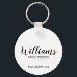 Porte-clés Scénario moderne - Groomsman personnalisé<br><div class="desc">Cadeaux Groomsman personnalisés avec le nom de marionnettiste personnalisé en noir style de police script moderne avec titre et date mariage dans style de police sans serif moderne sur arrière - plan blanc. Parfait aussi pour le meilleur homme, père de la mariée, demoiselle d'honneur, mère de la mariée et plus...</div>