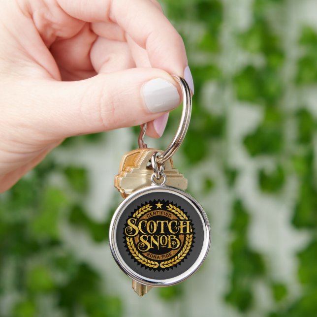 Porte-clés Scotch Snob - drôle de buveur de whiskey (main)