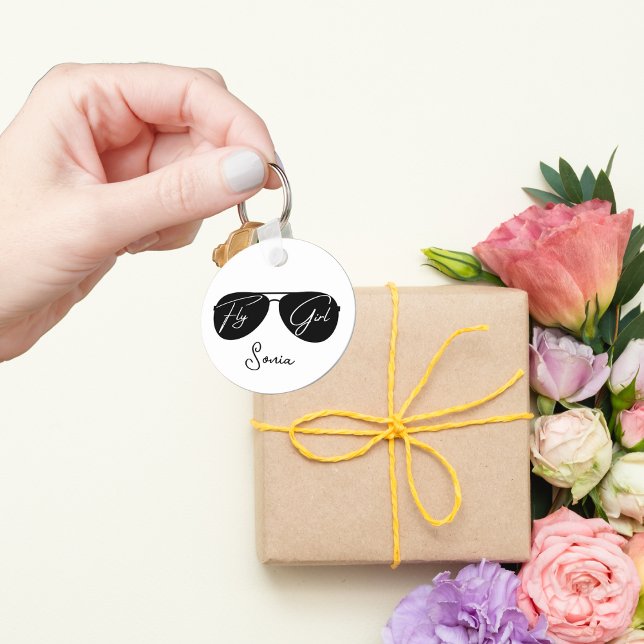 Porte-clés Script ‘Fly Girl’ sur Lunettes de soleil Black Avi (Créateur téléchargé)