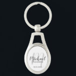 Porte-clés Script moderne Salons personnalisés<br><div class="desc">Ajoutez une touche personnelle à votre mariage avec un porte - clé de toiletteurs personnalisé. Ce porte - clé présente le nom des groomsmen personnalisées dans le style de police de script moderne gris et monogramme dans le style de police de script moderne gris clair comme arrière - plan avec...</div>