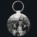 Porte-clés Serez-vous mon Bridesman Photo Keyner<br><div class="desc">Minimaliste et moderne serez-vous mon porte-clés de dossman. Le texte et les messages peuvent être modifiés à l'arrière de la carte. Pour une personnalisation plus avancée de cette conception, par exemple la modification de la disposition, de la police ou de la taille du texte, cliquez sur le bouton "PERSONNALISER" ci-dessus....</div>
