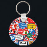 Porte-clés Signes routiers<br><div class="desc">Ces panneaux de signalisation colorés du Royaume-Uni, ont l'air si bon contre un arrière - plan de drapeau Union Jack, de grands cadeaux pour lesquels les jeunes et probablement les hommes gens apprécieront particulièrement. Pourquoi ne pas donner un cadeau aux nouveaux conducteurs, comme une petite récompense pour avoir passé leur...</div>