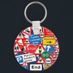 Porte-clés Signes routiers<br><div class="desc">Ces panneaux de signalisation colorés du Royaume-Uni, ont l'air si bon contre un arrière - plan de drapeau Union Jack, de grands cadeaux pour lesquels les jeunes et probablement les hommes gens apprécieront particulièrement. Pourquoi ne pas donner un cadeau aux nouveaux conducteurs, comme une petite récompense pour avoir passé leur...</div>