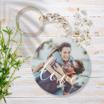 Porte-clés Simple Élégant Script Couple Photo<br><div class="desc">Personnalisez avec votre photo de couple préférée,  avec une belle police de script blanc avec le mot amour,  en créant un souvenir unique et un cadeau au trésor! Parfait pour les cadeaux de faveur de mariage. Conçu par Thisisnotme©</div>