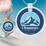 Porte-clés souvenir cadeau de Chamonix Mont Blanc France<br><div class="desc">Ce charmant porte - clé avec un logo de Chamonix Mont Blanc France présente une magnifique montagne bleue avec un arrière - plan ensoleillé. C'est le cadeau parfait pour les touristes en vacances ski! Vous pouvez également le customiser avec votre nom.</div>