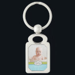 Porte-clés Souvenir fait sur commande de nom et<br><div class="desc">Customisez cette conception adorable avec la photo, le nom et la date de naissance de votre bébé. Votre photo est encadrée par une conception bleue douce de guingan, un motif à pois vert mince et un étiquette vintage blanc cassé. Si mignon et amusement et perfectionnez pour créer un souvenir pour...</div>