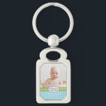 Porte-clés Souvenir fait sur commande de nom et<br><div class="desc">Customisez cette conception adorable avec la photo, le nom et la date de naissance de votre bébé. Votre photo est encadrée par une conception bleue douce de guingan, un motif à pois vert mince et un étiquette vintage blanc cassé. Si mignon et amusement et perfectionnez pour créer un souvenir pour...</div>